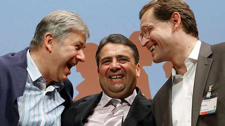 SPD-Chef Sigmar Gabriel (Mitte) mit seinen Parteigenossen Klaus Wowereit (links) und Michael Müller.