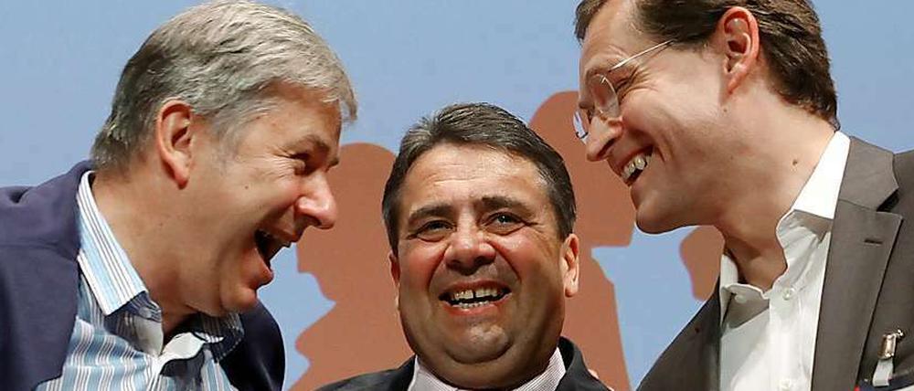 SPD-Chef Sigmar Gabriel (Mitte) mit seinen Parteigenossen Klaus Wowereit (links) und Michael Müller.