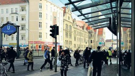 Mehr Platz zum Bummeln: die Gehsteige werden verbreitert. Radfahrer bekommen ihren eigenen Fahrstreifen.