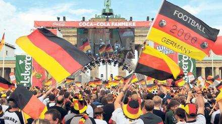 Fußballfest am Brandenburger Tor. Ob es in diesem Jahr eine Neuauflage gibt, ist ungewiss. Foto: dpa