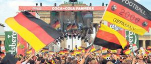 Fußballfest am Brandenburger Tor. Ob es in diesem Jahr eine Neuauflage gibt, ist ungewiss. Foto: dpa