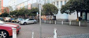 Parkplatz an Rennstrecke: Der Nollendorfplatz in Schöneberg. Liebe Leserinnen, liebe Leser, bitte klicken Sie hier, um zu kommentieren, zu kritisieren und Verbesserungsvorschläge für den Nollendorfplatz zu machen. Wir wünschen eine spannende Debatte!