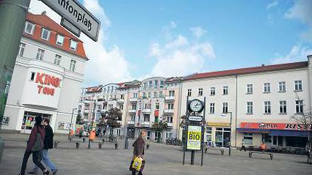 Graue Platte: Der Antonplatz in Weißensee. Liebe Leserinnen, liebe Leser, klicken Sie hier, um zu kommentieren, zu kritisieren und um Verbesserungsvorschläge für den Antonplatz zu machen. Wir wünschen eine spannende Debatte!