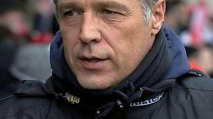 „Jeder Tag, den man nicht auf den Rasen kommt, macht etwas aus.“ Unions Trainer Uwe Neuhaus hofft möglichst bald wieder normal mit seiner Mannschaft trainieren zu können.