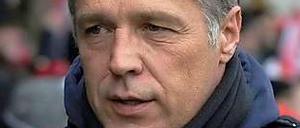 „Jeder Tag, den man nicht auf den Rasen kommt, macht etwas aus.“ Unions Trainer Uwe Neuhaus hofft möglichst bald wieder normal mit seiner Mannschaft trainieren zu können.