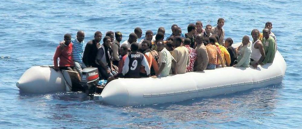 Verschifft. Ohne sie zu identifizieren, schickte man die 24 Kläger nach Libyen zurück. Wie Hunderte mehr waren auch sie vor Lampedusa aufgegriffen worden. 