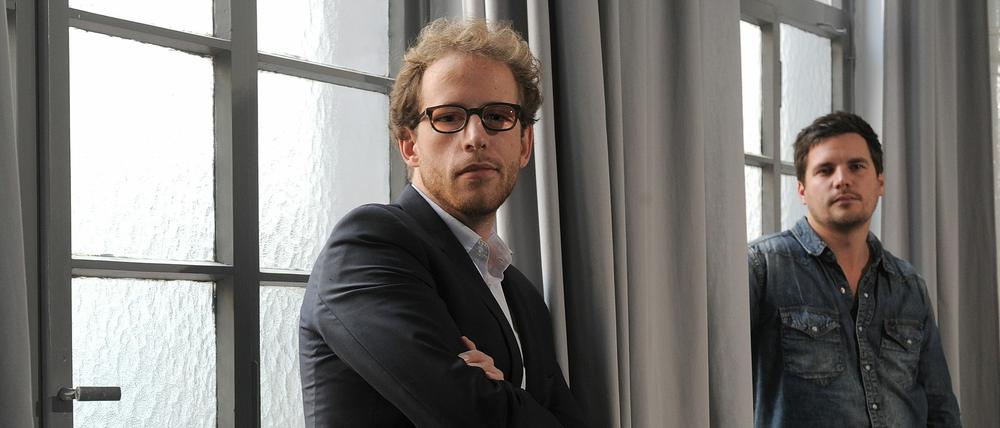 Galerist Johann König mit einem seiner Künstler - Michael Sailstorfer.