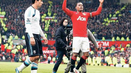 Gelebte Feindschaft. Liverpools Luis Suarez (l.) soll Manchester Uniteds Patrice Evra rassistisch beleidigt haben. Foto: dapd
