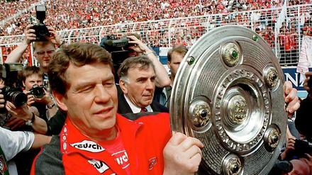 Ein Trainer für die besonderen Erfolge. 1998 gewann Otto Rehhagel mit dem 1. FC Kaiserslautern die deutsche Meisterschaft. Es war das einzige Mal in der Geschichte der Bundesliga, dass ein Aufsteiger den Titel holte. 2004 gelang Rehhagel die nächste Überraschung, als er mit Griechenland Europameister wurde. Bis dahin hatten die Griechen bei einem großen Turnier noch kein einziges Spiel gewonnen.