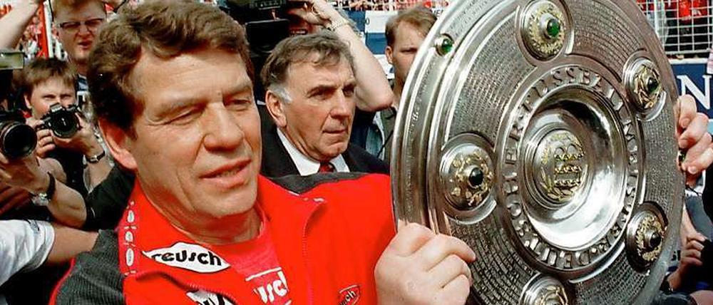 Ein Trainer für die besonderen Erfolge. 1998 gewann Otto Rehhagel mit dem 1. FC Kaiserslautern die deutsche Meisterschaft. Es war das einzige Mal in der Geschichte der Bundesliga, dass ein Aufsteiger den Titel holte. 2004 gelang Rehhagel die nächste Überraschung, als er mit Griechenland Europameister wurde. Bis dahin hatten die Griechen bei einem großen Turnier noch kein einziges Spiel gewonnen.