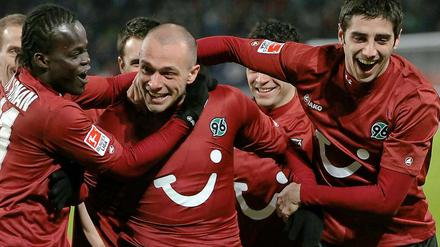 Der Mann der Ecken: Christian Panders (m.) gefährliche Eckstöße machten in der ersten Halbzeit den Unterschied aus zwischen Hannover 96 und den Gästen aus Stuttgart.