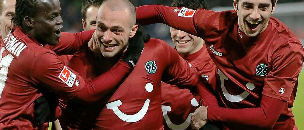Der Mann der Ecken: Christian Panders (m.) gefährliche Eckstöße machten in der ersten Halbzeit den Unterschied aus zwischen Hannover 96 und den Gästen aus Stuttgart.