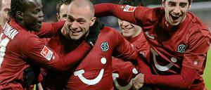 Der Mann der Ecken: Christian Panders (m.) gefährliche Eckstöße machten in der ersten Halbzeit den Unterschied aus zwischen Hannover 96 und den Gästen aus Stuttgart.