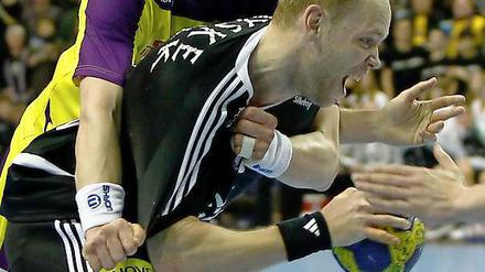 Feste zugepackt. Die Füchse um Sven-Sören Christophersen (l., im Duell mit Nielsen) sahen lange nicht wie der Sieger aus – und drehten dann das Spiel gegen Silkeborg.
