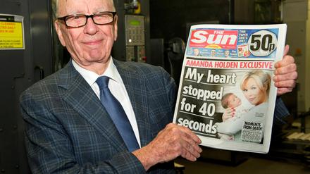 Mediengigant Rupert Murdoch mit einem Exemplar der "Sun".