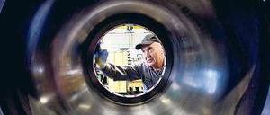 Licht am Ende der Röhre. Zwar ist der Maschinenbau, hier ein Hersteller von Antriebswellen aus Carbon, für 2012 skeptisch. Doch insgesamt steht Deutschland gut da.