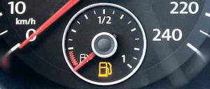 Kein Spaß. Verbraucher, denen in diesen Tagen das Benzin ausgeht, müssen tief in die Tasche greifen. Am Mittwoch kostete Superbenzin mancherorts zeitweise 1,67 Euro je Liter – das war so viel wie beim letzten Rekordhoch im Sommer 2008. 