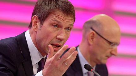 Böse Miene zum bösen Spiel: Telekom-Chef René Obermann (l) und Finanzvorstand Timotheus Höttges (r) erklären die schlechte Bilanz 2011