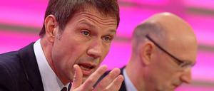 Böse Miene zum bösen Spiel: Telekom-Chef René Obermann (l) und Finanzvorstand Timotheus Höttges (r) erklären die schlechte Bilanz 2011