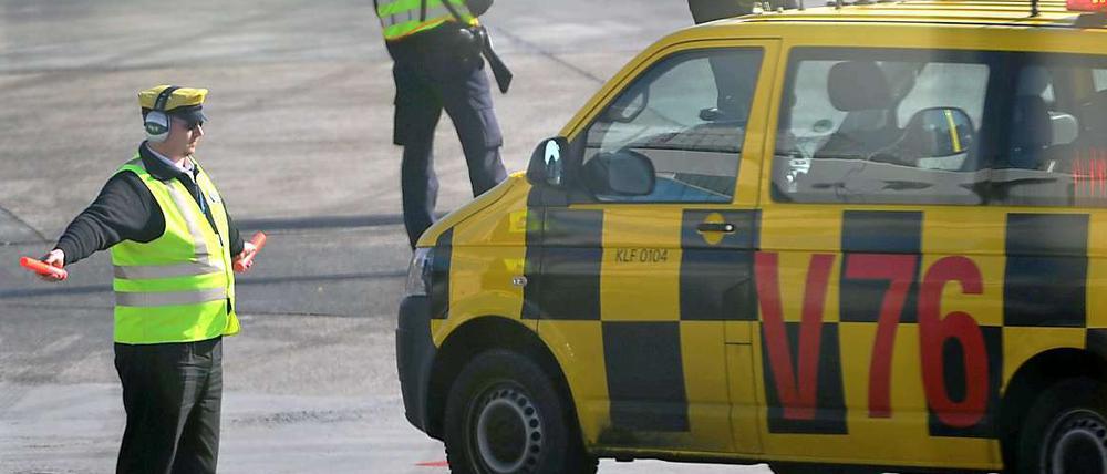 Einwinken. Die Vorfeldmitarbeiter am Frankfurter Airport nehmen ihre Arbeit wieder auf.