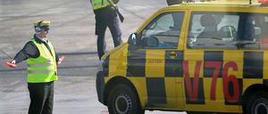 Einwinken. Die Vorfeldmitarbeiter am Frankfurter Airport nehmen ihre Arbeit wieder auf.