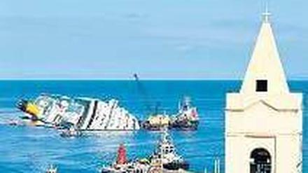 Vor Giglio. Die Costa Concordia liegt noch immer auf dem Felsen bei der Insel. 
