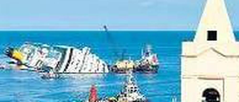Vor Giglio. Die Costa Concordia liegt noch immer auf dem Felsen bei der Insel.