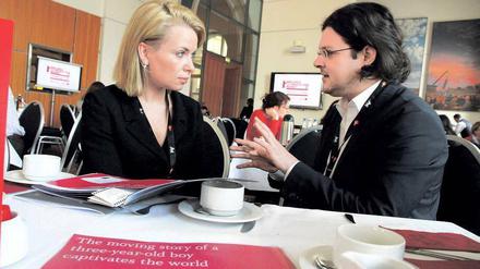 Die englische Filmproduzentin Rebecca Long lässt sich von Stefan Krumow, Lizenzhändler des Aufbau Verlags, einen Romanstoff beschreiben.