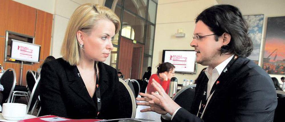 Die englische Filmproduzentin Rebecca Long lässt sich von Stefan Krumow, Lizenzhändler des Aufbau Verlags, einen Romanstoff beschreiben.