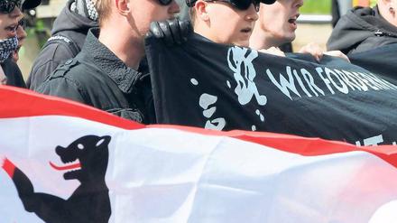 Brauner Auftritt. Im Internet ist es wesentlich schwieriger, gegen Neonazis vorzugehen als auf der Straße.