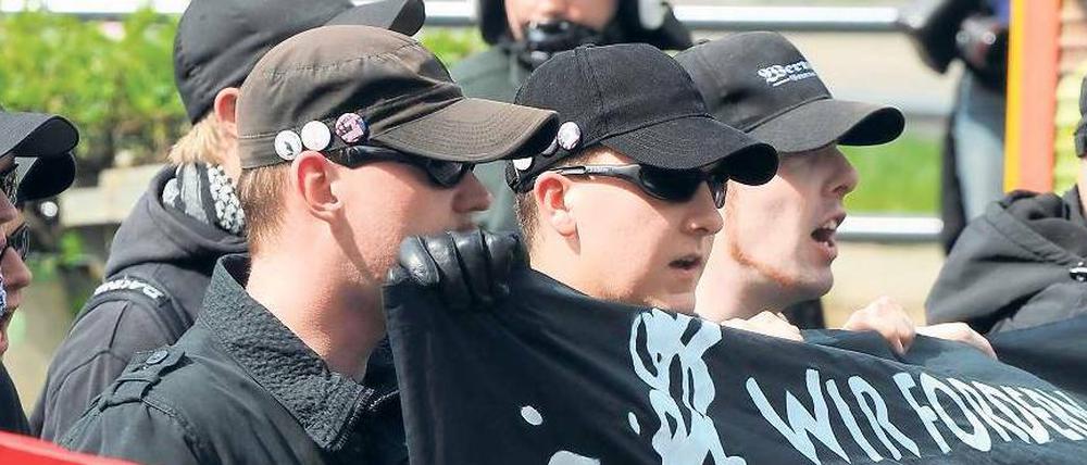 Brauner Auftritt. Im Internet ist es wesentlich schwieriger, gegen Neonazis vorzugehen als auf der Straße.