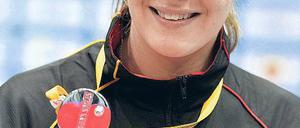 Irene Ivancan präsentiert stolz ihre Silbermedaille, die sie bei der Europameisterschaft in Danzig im Oktober 2011 gewann.