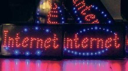 Internet, Internet, Internet: Leuchtschilder weisen den Teilnehmern der „re:publica“ im Berliner Friedrichstadtpalast den rechten Weg.