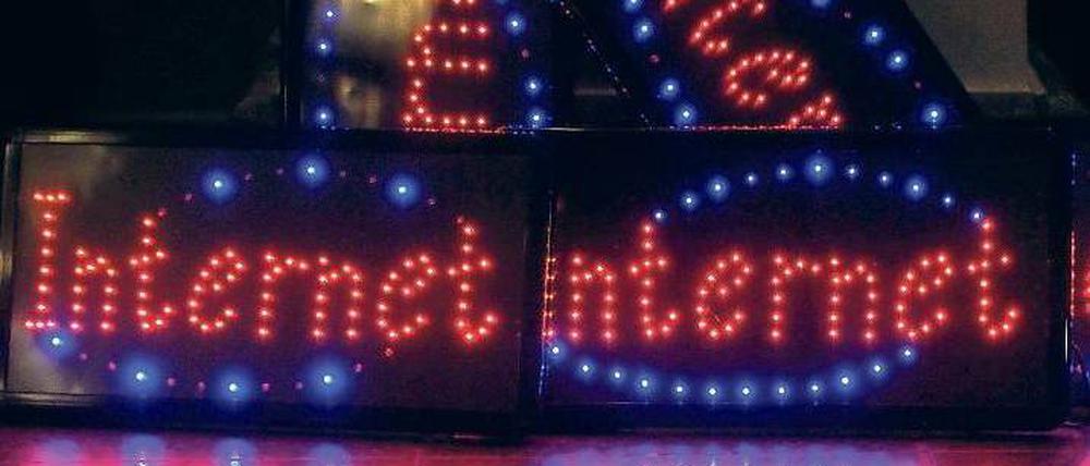 Internet, Internet, Internet: Leuchtschilder weisen den Teilnehmern der „re:publica“ im Berliner Friedrichstadtpalast den rechten Weg.