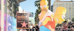 Homer und Bart Simpson machen sich darüber lustig, dass ihr Erfinder Matt Groening einen Stern auf dem „Walk of Fame“ in Hollywood bekommt.