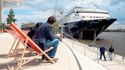 „Ick heff mol en Hamborger Veermaster sehn ... “ Nun kommen immer mehr Große, ganz ohne Segel in die Hansestadt, etwa „Mein Schiff 2“ von Tui Cruises. Foto: picture alliance/dpa
