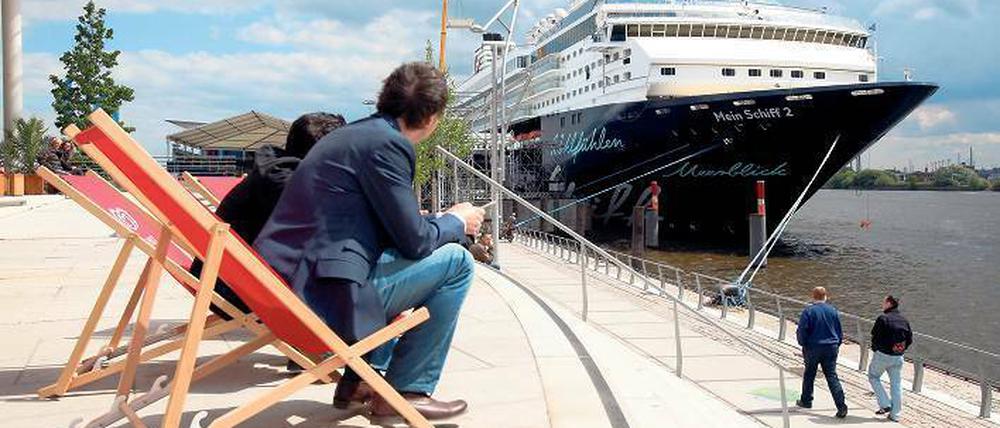 „Ick heff mol en Hamborger Veermaster sehn ... “ Nun kommen immer mehr Große, ganz ohne Segel in die Hansestadt, etwa „Mein Schiff 2“ von Tui Cruises. Foto: picture alliance/dpa