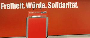 Linke Abgeordnete stehen unter Beobachtung des Verfassungsschutzes. Diese Nachricht hat parteiübergreifend Empörung ausgelöst. Die Regierung und die Behörden verteidigen ihr Vorgehen.