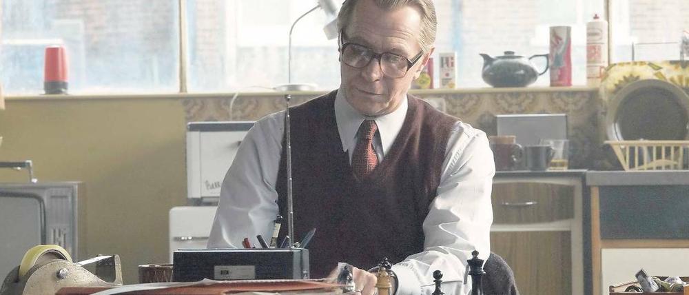 Ein atemberaubend gewöhnlicher Mensch. Top-Agent Smiley (Gary Oldman) in seinem geheimen Ermittlungsbüro.