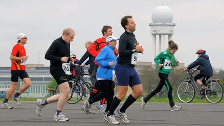 Der Sport ist gelandet. Das Tempelhofer Feld wird inzwischen von vielen Freizeitsportlern und für Laufveranstaltungen genutzt. 