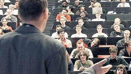 Was verdient ein Hochschullehrer? Der Fall eines W 2-Professors kommt jetzt vor das Bundesverfassungsgericht.