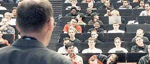 Was verdient ein Hochschullehrer? Der Fall eines W 2-Professors kommt jetzt vor das Bundesverfassungsgericht.