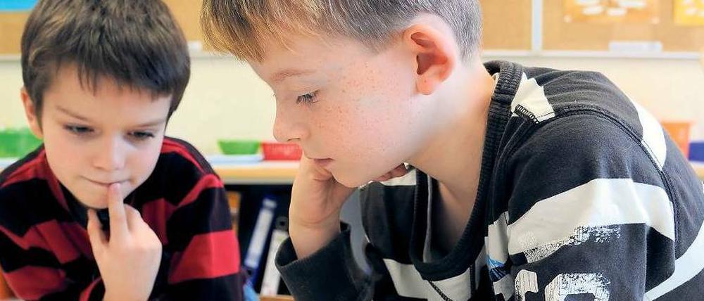Zwei Schüler der Mahlsdorfer Kiekemal-Grundschule bei einem Strategiespiel.