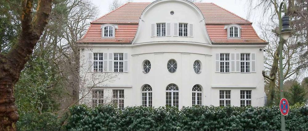 Die Dienstvilla des Bundespräsidenten in Berlin-Schmargendorf wird normalerweise von zwei Polizisten bewacht. Am Tag des Rücktritts von Christian Wulff waren dort bis zu sieben Beamte unterwegs.