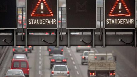 Auf der Stadtautobahn kann es im Berufsverkehr zum Stau kommen. 