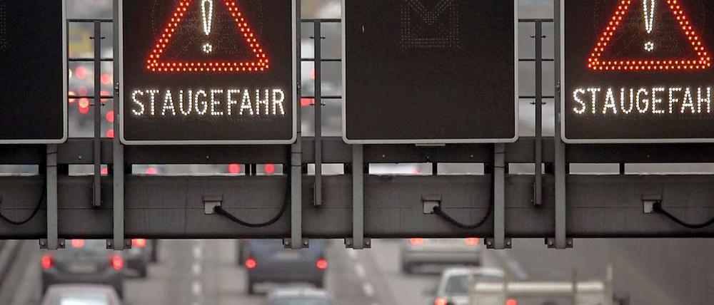 Auf der Stadtautobahn kann es im Berufsverkehr zum Stau kommen. 