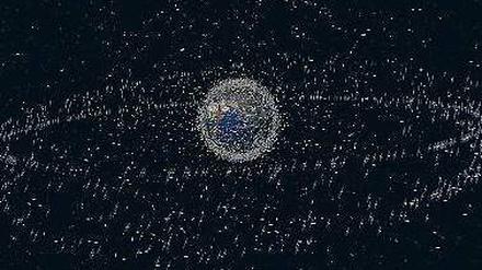 Schrott am Himmel. Rund 12 500 künstliche Objekte im Orbit sind den Experten bekannt und werden von ihnen verfolgt. 