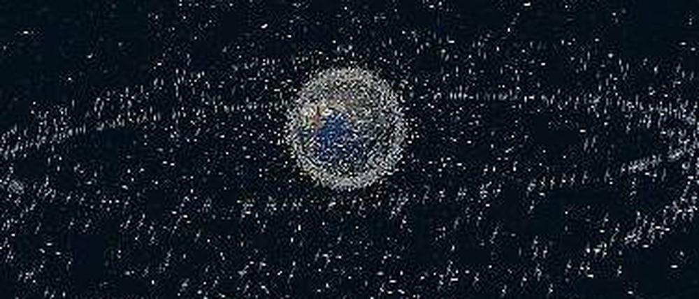 Schrott am Himmel. Rund 12 500 künstliche Objekte im Orbit sind den Experten bekannt und werden von ihnen verfolgt. 