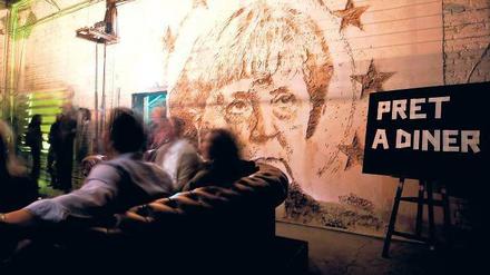 In Stein gemeißelt worden ist das Antlitz von Kanzlerin Merkel in der Alten Münze von Street-Art-Künstler Vihls. Am Freitag eröffnet in der ehemaligen Prägeanstalt das Restaurant Pret A Diner, das seinen Gästen eine Mischung aus Kunst und Kulinarik bieten will. Foto: dapd