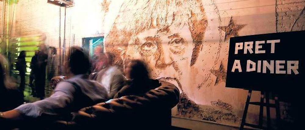 In Stein gemeißelt worden ist das Antlitz von Kanzlerin Merkel in der Alten Münze von Street-Art-Künstler Vihls. Am Freitag eröffnet in der ehemaligen Prägeanstalt das Restaurant Pret A Diner, das seinen Gästen eine Mischung aus Kunst und Kulinarik bieten will. Foto: dapd